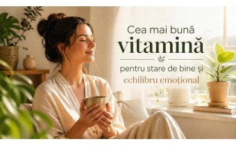 Cea mai bună vitamină pentru stare de bine și echilibru emoțional – femeie relaxată într-un interior luminos, imagine banner articol